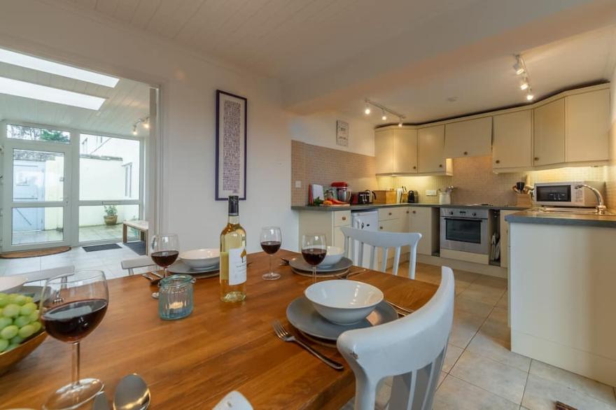Palm Trees is located in a quiet setting to the rear of Westwood Flats.