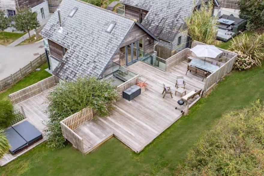 Beautiful holiday home with hot tub, just a walk away from Talland beach...