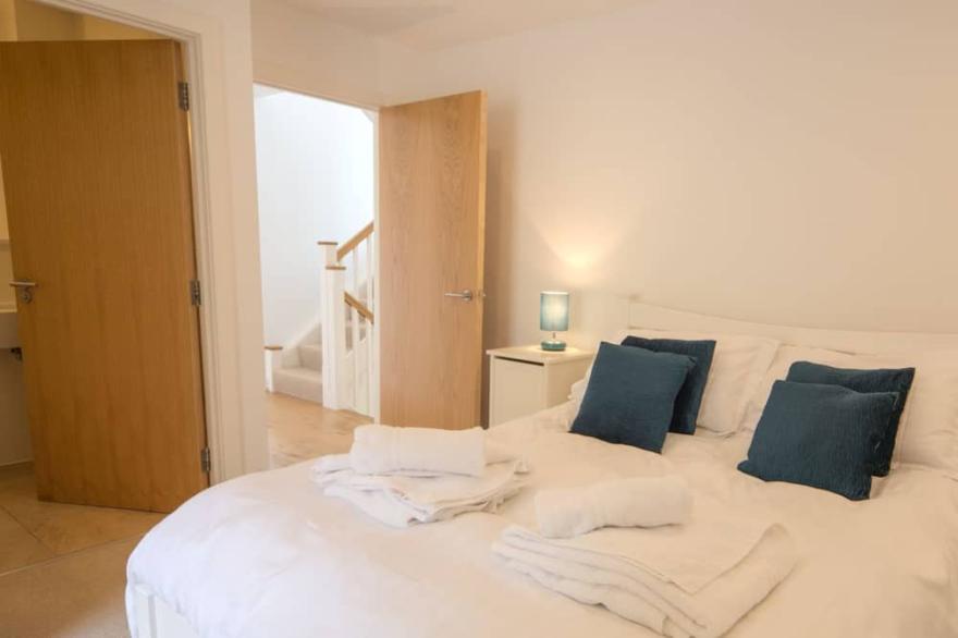 Beautiful holiday home with hot tub, just a walk away from Talland beach...