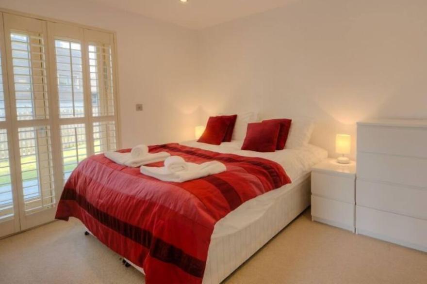 Beautiful holiday home with hot tub, just a walk away from Talland beach...