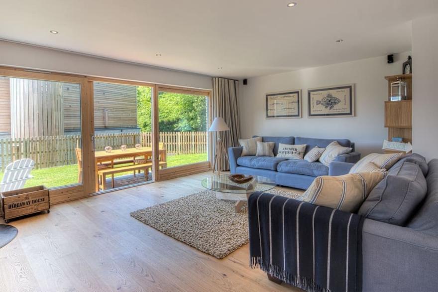 Beautiful holiday home with hot tub, just a walk away from Talland beach...