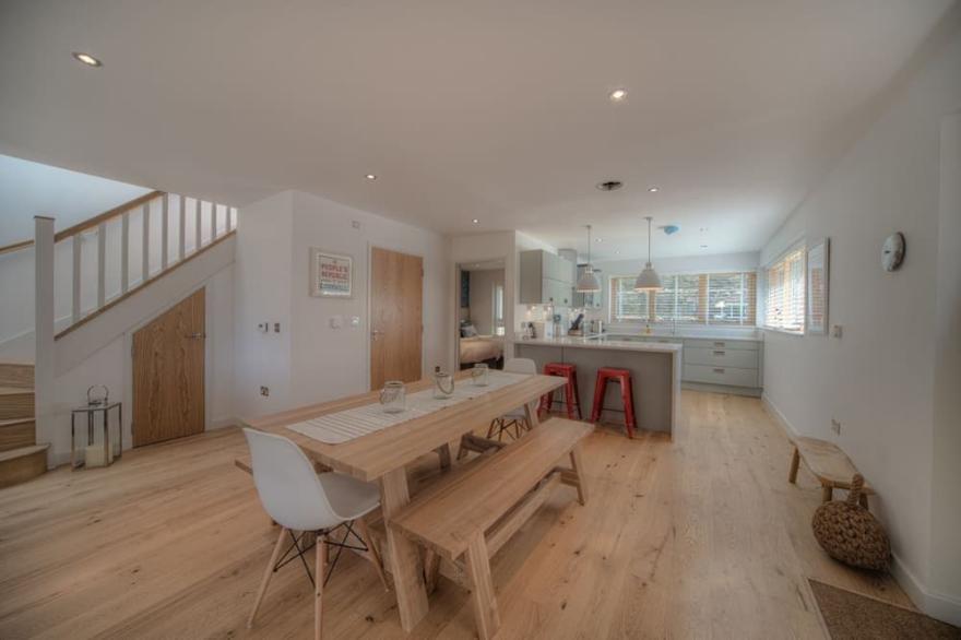 Beautiful holiday home with hot tub, just a walk away from Talland beach...