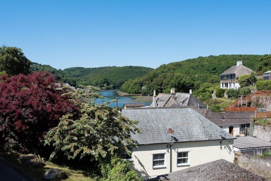 Pretty, Pet Friendly Cottage with Parking, Wifi and River Views.