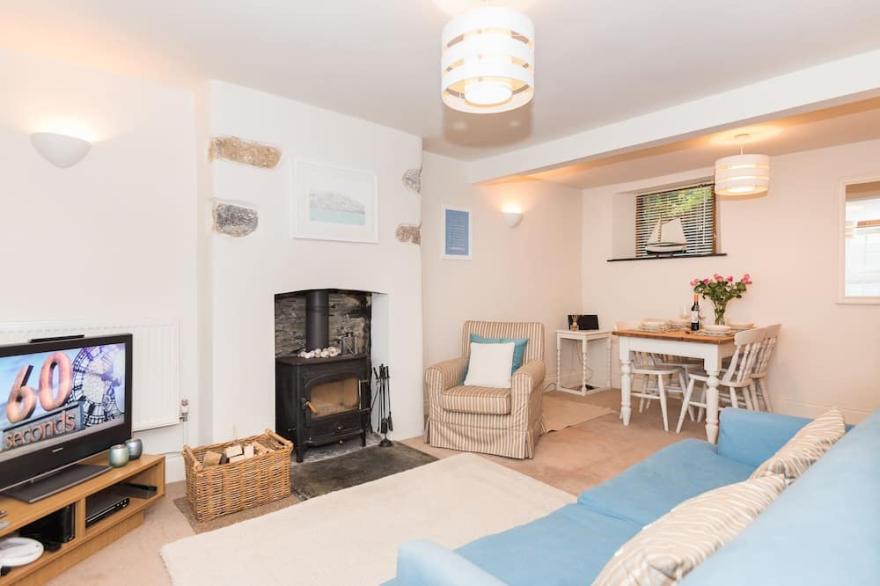 Pretty, Pet Friendly Cottage with Parking, Wifi and River Views.