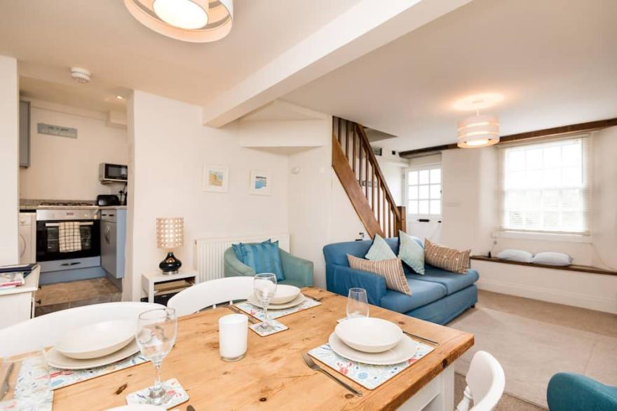 Pretty, Pet Friendly Cottage with Parking, Wifi and River Views.