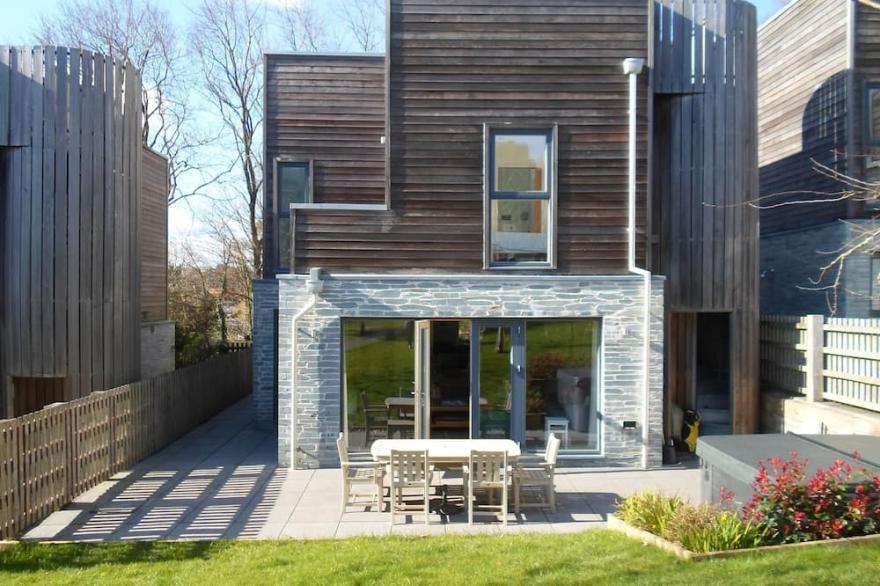 This wonderfully light open-design, pet friendly house overlooks the charming natural pool and is cl