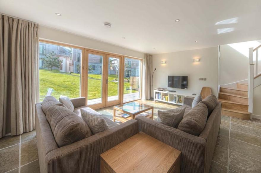 This wonderfully light open-design, pet friendly house overlooks the charming natural pool and is cl