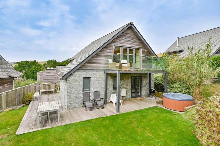 Beautiful holiday home with hot tub, just a walk away from Talland beach...