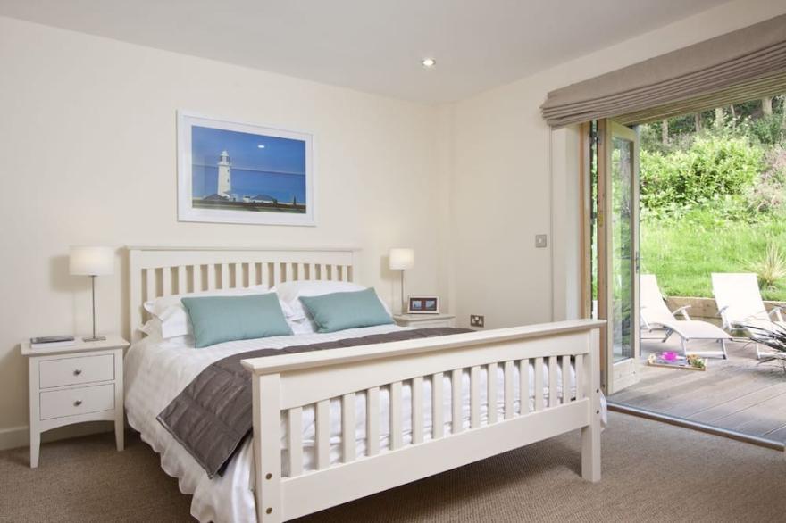Beautiful holiday home with hot tub, just a walk away from Talland beach...