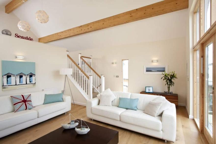 Beautiful holiday home with hot tub, just a walk away from Talland beach...