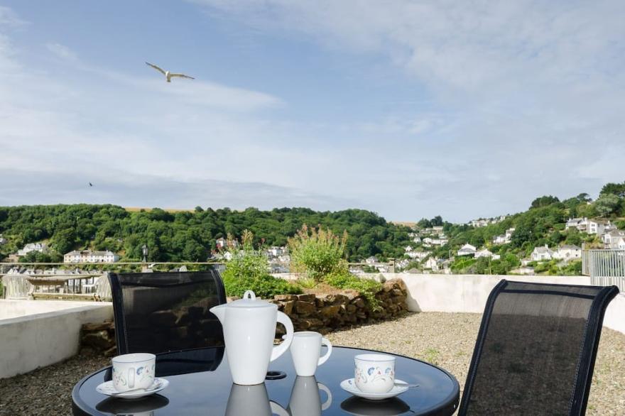 Beautifully furnished modern apartment with parking and views over Looe river and town.