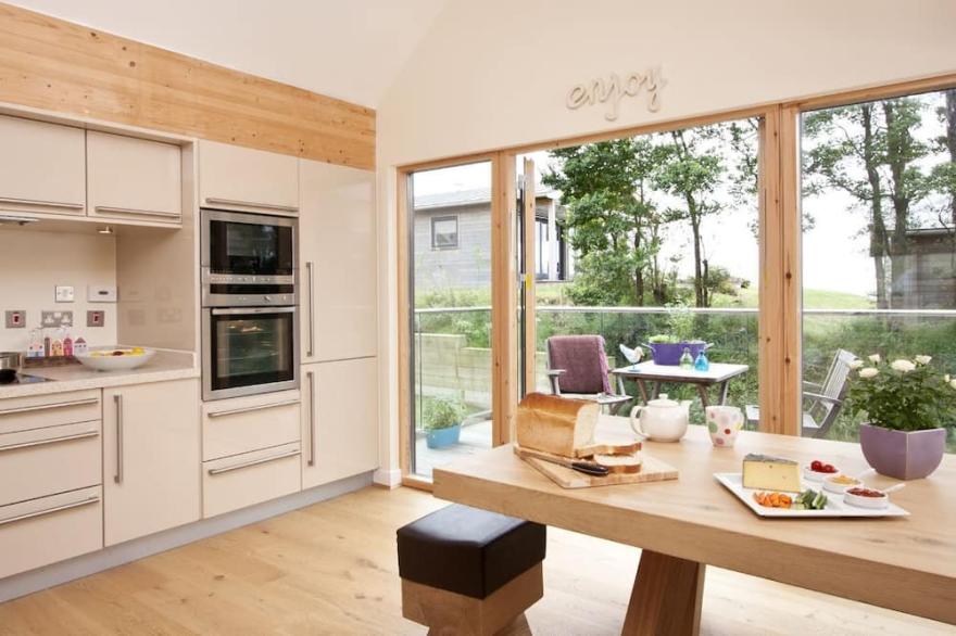 Beautiful holiday home with hot tub, just a walk away from Talland beach...