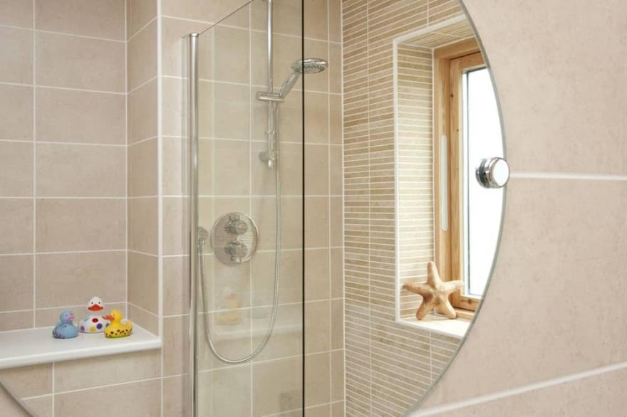 Beautiful holiday home with hot tub, just a walk away from Talland beach...