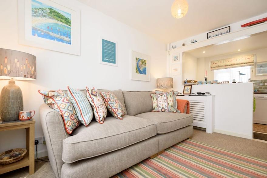 Pretty cottage in the heart of Looe with wifi.