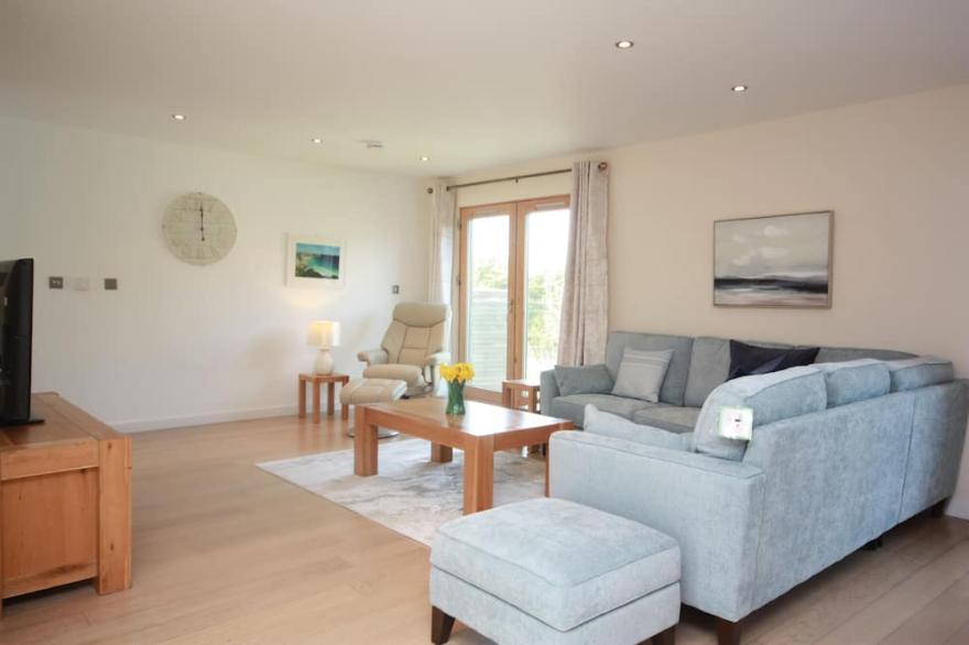 Fantastic pet friendly property with large roof area, Charcoal BBQ, ideal for sunbathing and alfresc