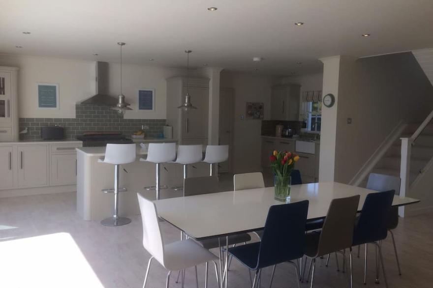 Contemporary 5 Bedroom House, Metres from Daymer Bay Beach