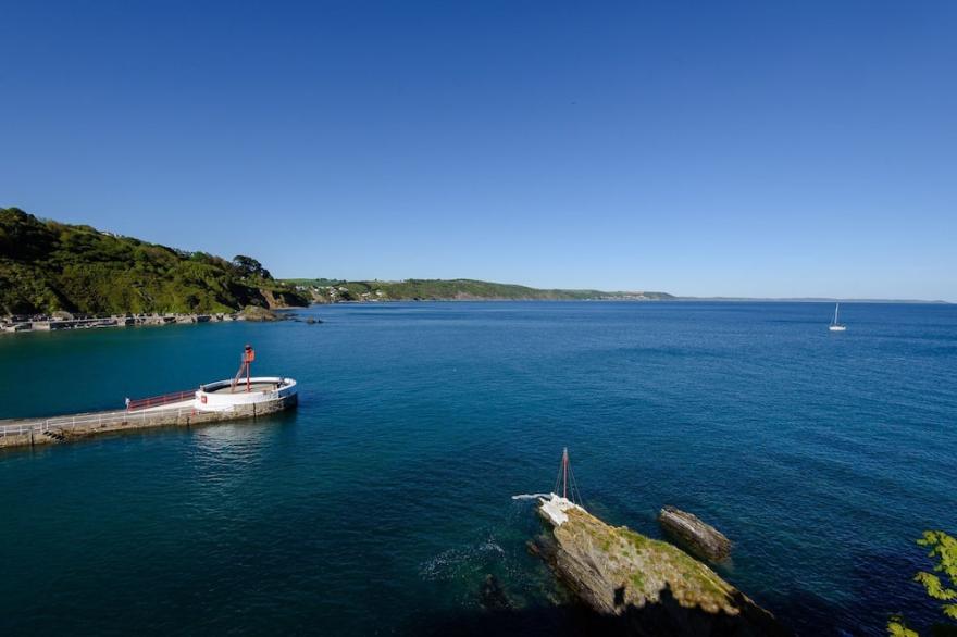 Beautiful pet friendly apartment, with fabulous sea views.
