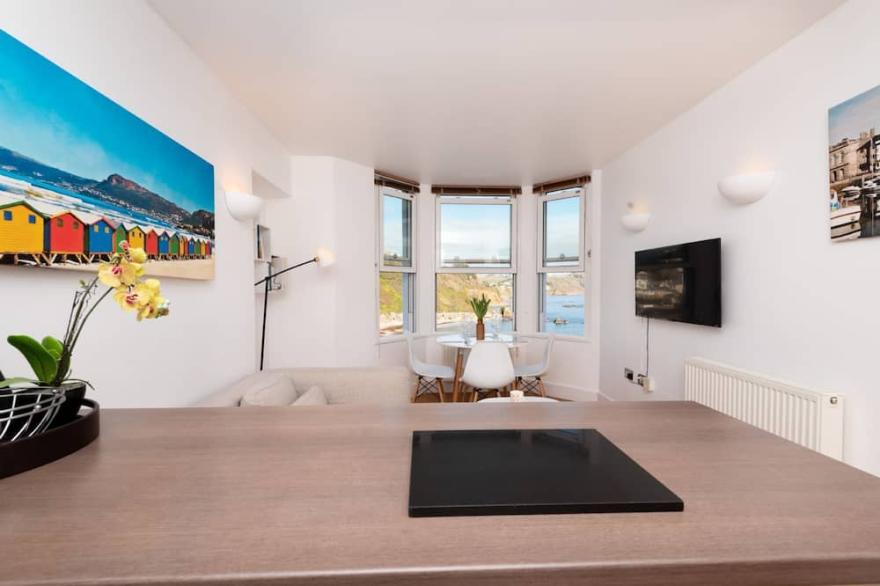 Beautiful pet friendly apartment, with fabulous sea views.
