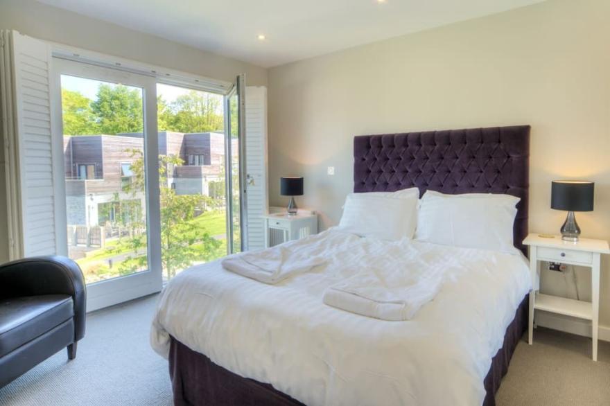 Luxury holiday  with hot tub and roof terrace. Shared Swimming Pool & Gym