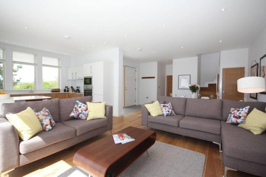 Beautiful holiday home with hot tub, just a walk away from Talland beach...