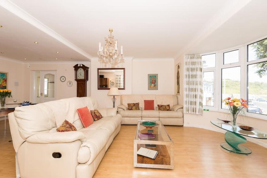 Beautifully appointed seafront apartment