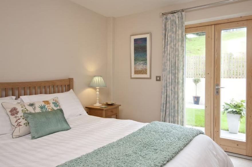 Beautiful holiday home, just a walk away from Talland beach...