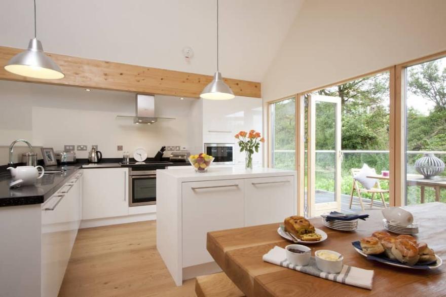 Beautiful holiday home with hot tub, just a walk away from Talland beach...