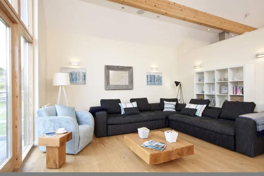 Beautiful holiday home with hot tub, just a walk away from Talland beach...