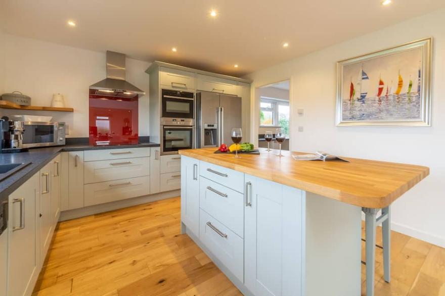 High Croft is a superb, spacious and light, architecturally designed property.