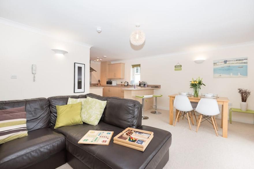 Modern apartment with stunning views over Looe harbour.