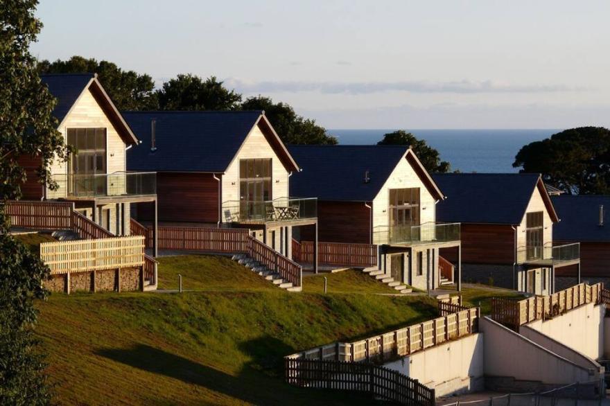 Beautiful holiday home with hot tub, just a walk away from Talland beach...