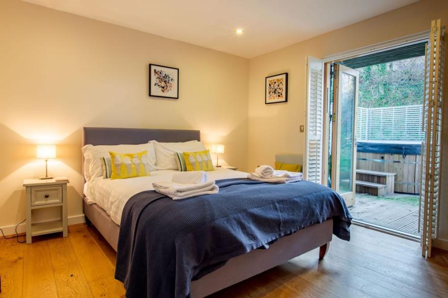 Beautiful holiday home with hot tub, just a walk away from Talland beach...