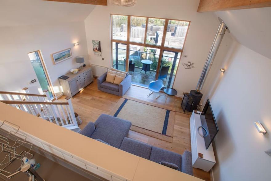 Beautiful holiday home with hot tub, just a walk away from Talland beach...