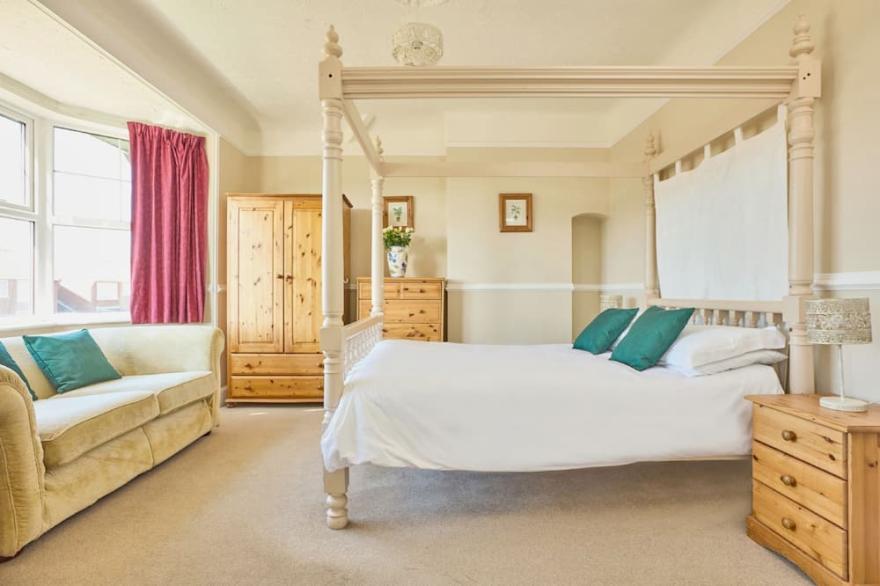 The Whim - sleeps 14 guests  in 7 bedrooms