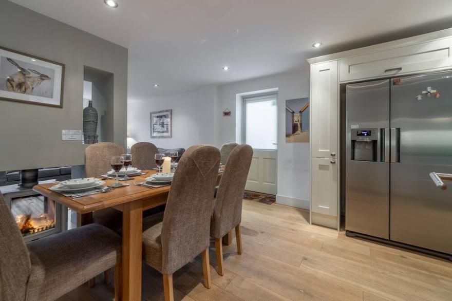 Attractive house located in a quiet road just a few minutes walk from the beach.