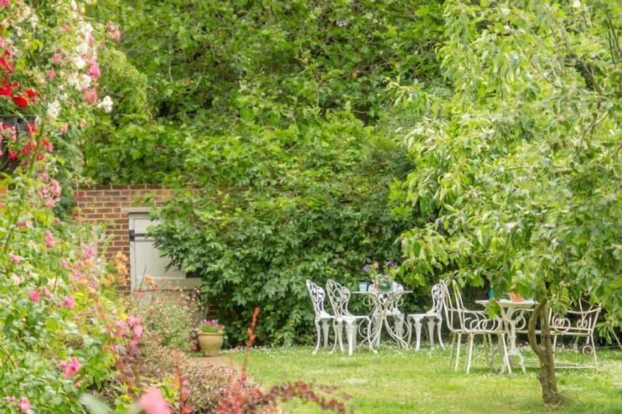 Gorgeous and charming brick and flint cottage