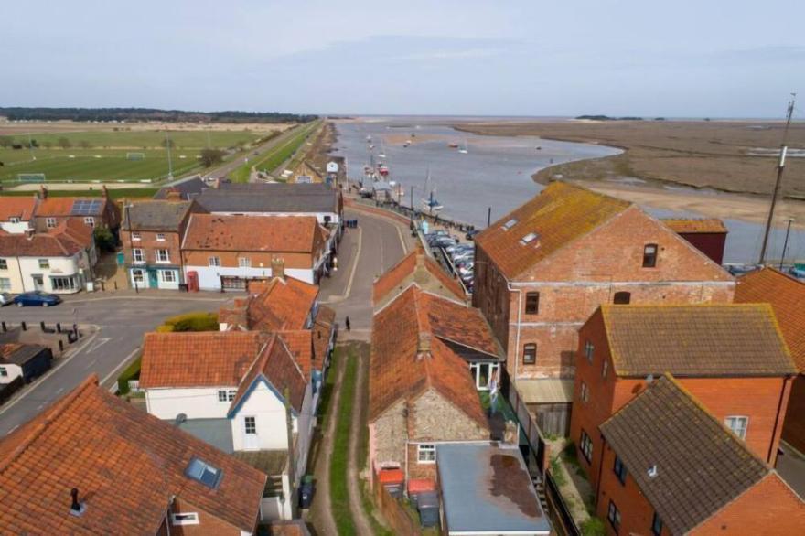 Situated in a great location this beautiful luxury property is ideal for couples
