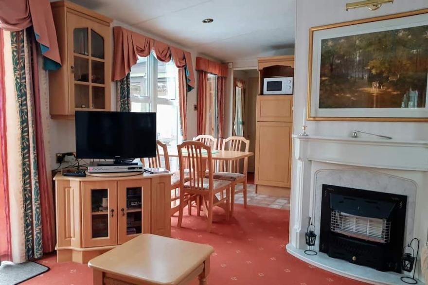 Green Shores - this caravan is a peaceful holiday location on the award winning Kelling Heath Park.