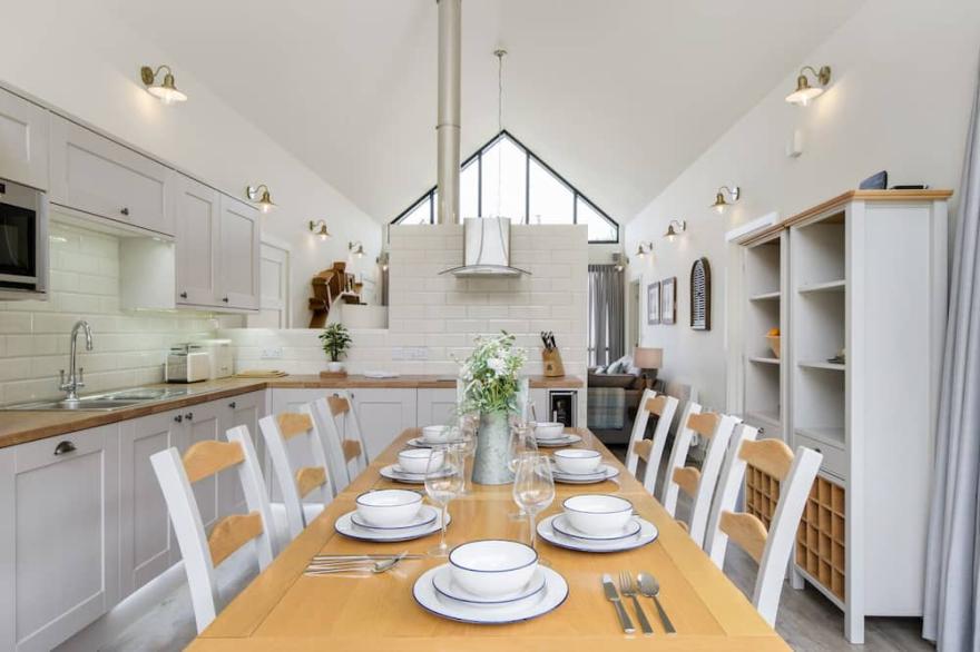 RESTHARROW LODGE, with hot tub in Bamburgh