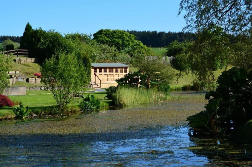 MAY COTTAGE - family friendly with stunning lakeside views