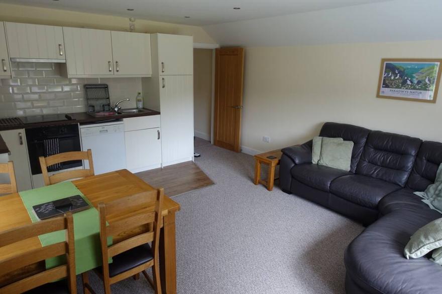 MAY COTTAGE - family friendly with stunning lakeside views