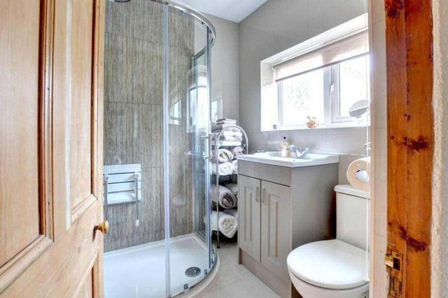 Stunning private villa for 5 guests with WIFI, TV, patio, pets allowed, panoramic view and parking