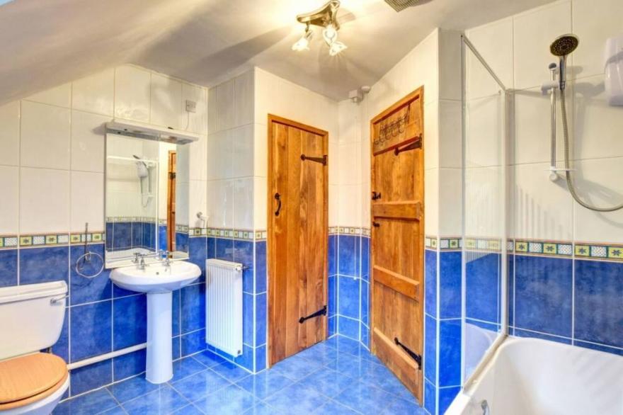 Wonderful private villa with hot tub, WIFI, TV, patio, pets allowed, panoramic view and parking