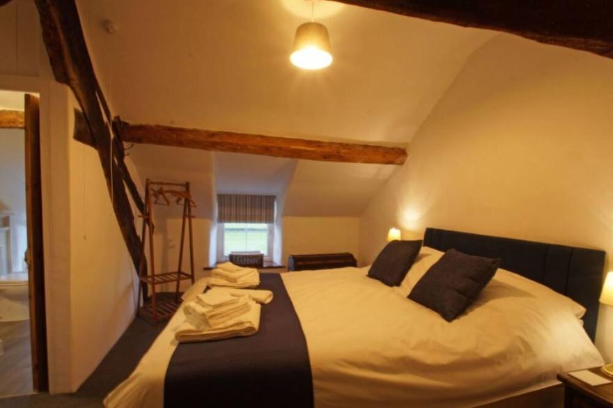 Beautiful private villa for 4 guests with WIFI, TV, patio, pets allowed, panoramic view and park...