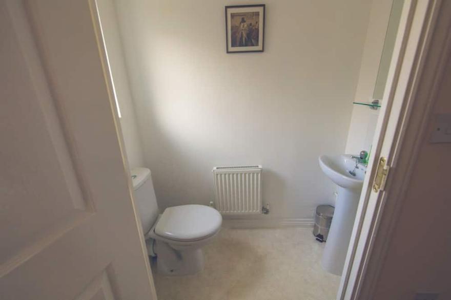 Easy access 4 bedroom house sleeps 10