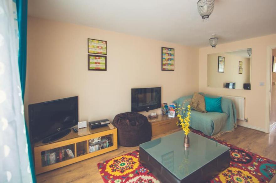 Easy access 4 bedroom house sleeps 10