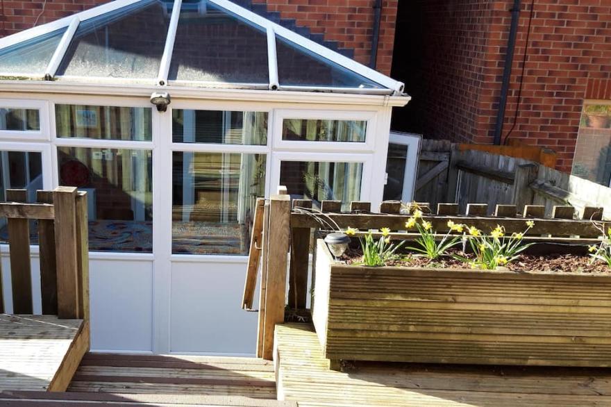Easy access 4 bedroom house sleeps 10