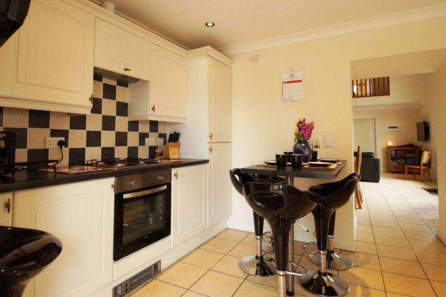 Stunning private villa for 6 people with WIFI, TV, patio, pets allowed and parking