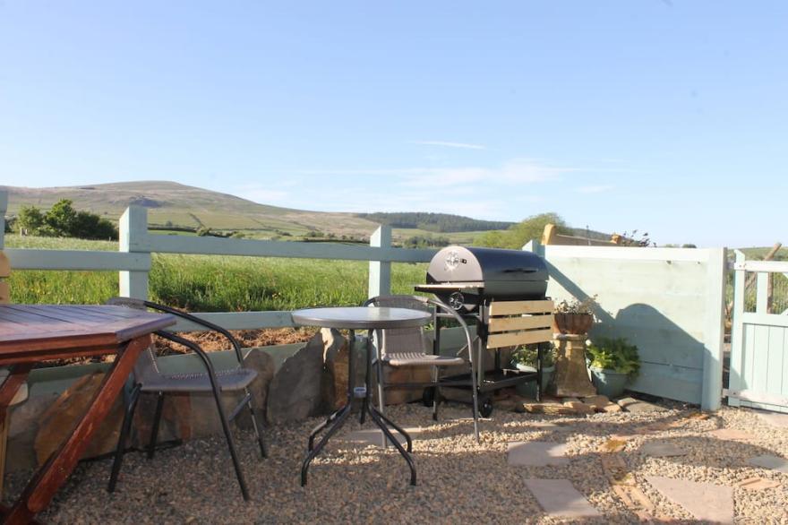 Hedgerow Hut - the perfect hideaway