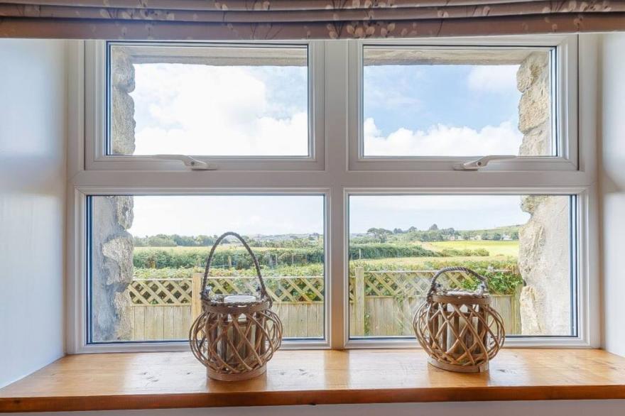 Beautiful private villa with WIFI, hot tub, TV, patio, pets allowed, panoramic view and parking